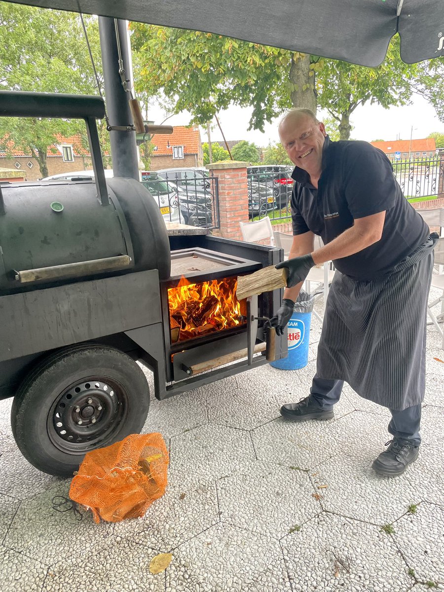 Gisteren op (na)zomerstage geweest namens <a href="/RaadKrw/">Raad Krimpenerwaard</a>. De #horeca letterlijk een handje geholpen 💪🏻 Wat een leuke en leerzame dag! Dank <a href="/robersmith68/">Rober/De Vlisterstee</a> en team. Jullie zijn toppers! #vlist