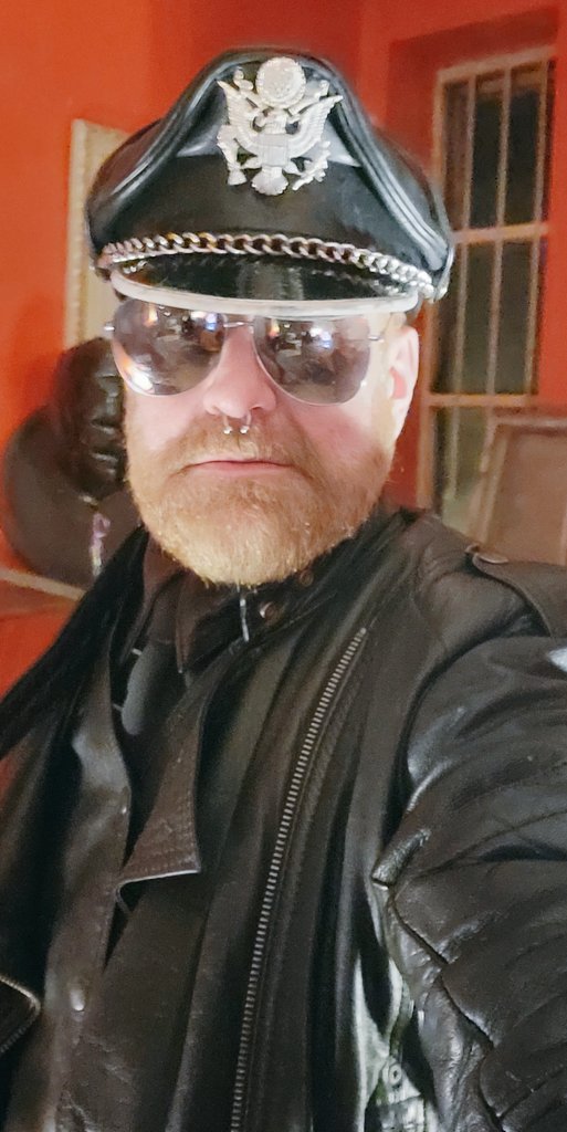 MisterRockHart's tweet photo. #MasterMuir made an appearance last night @LoungeMoonlight @mashgurutweets Macclesfield and brough the kink.
#backstageselfie #burly #leatherfetish #manlesque #buelybadboy #burlesque #burkybadboyontour #moonlightlounge #mashguru https://t.co/Eqh0OyCsJb