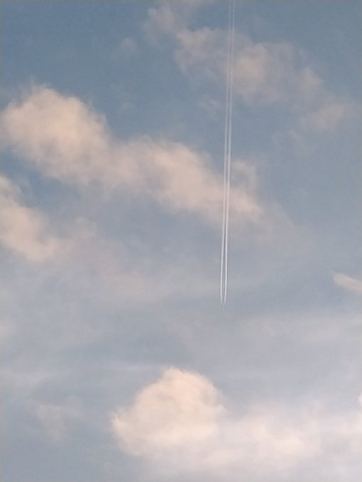 「飛行機雲 風景」のTwitter画像/イラスト(新着)｜2ページ目