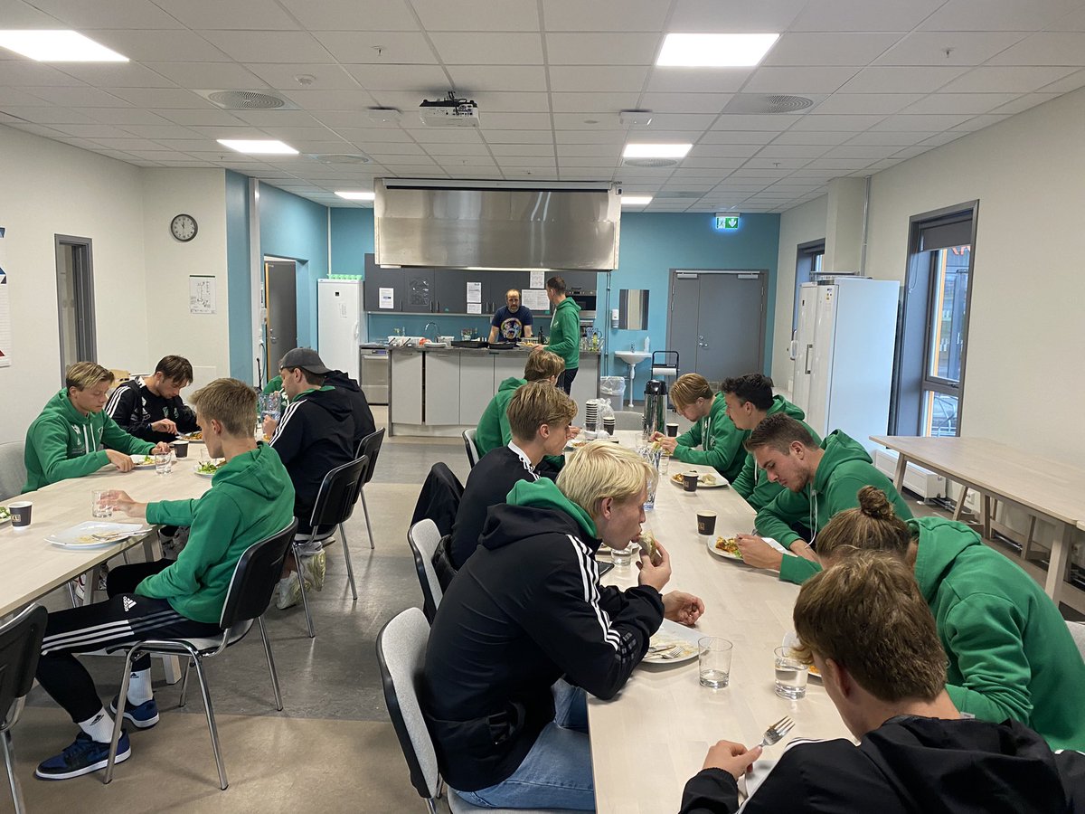 sjaaholm's tweet image. Lasagne a la @AltaTron smakte meget bedre og ingen er dårlige i magen, enda. Forren har spist seg litt tung, men ellers er vi klar for kamp kl 13 i Finnmarkshallen🐶