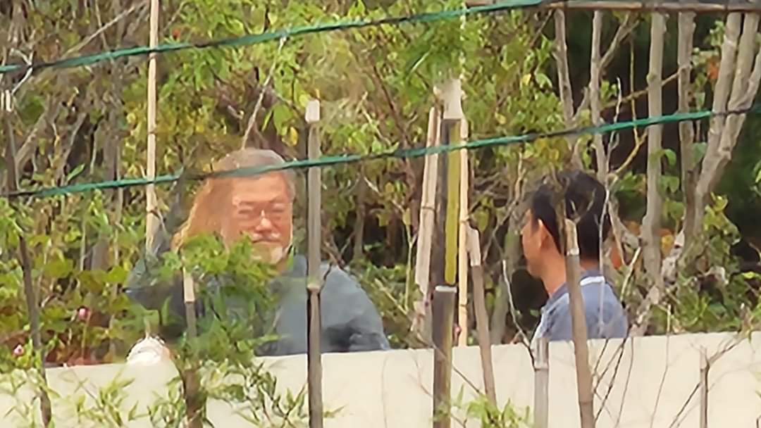 Ssm_kikero's tweet photo. <평산마을 찾은 시민분들을 위해 손을 흔들어 주시는 문재인 전 대통령님>

2022  9. 25. 오후 5:42 평산마을.^^ https://t.co/Sp9mRpQUcu