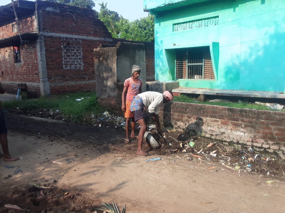lsbarajpur's tweet photo. रोहतास जिला के राजपुर प्रखंड के बरांव पंचायत के गांव में सफाई अभियान हुआ। जिसमें मुखिया,वार्ड सदस्य, सफाई कर्मी, प्रवेक्षक एवम ग्रामीण जनता शामिल हुई।@LSBA_Bihar 
@BiharRDD 
@rahulias6 
@dm_rohtas 
@shekhar84357147
@MoRD_GoI
@IPRD_Bihar
@ratnishverma 
@Shital_V0709
@SumanlalKarn https://t.co/bHTcrM4kwB