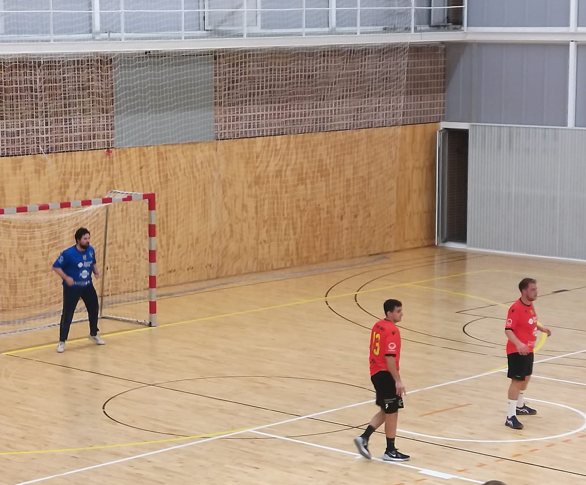 96jimmyP9's tweet photo. Quan feiem tercer de primaria, la primera setmana de curs un senyor va entrar a classe a preguntar qui volia fer handbol, i els tres vam aixecar el braç.

Dues dècades després aquí seguim. https://t.co/Vp5mYgEoDZ