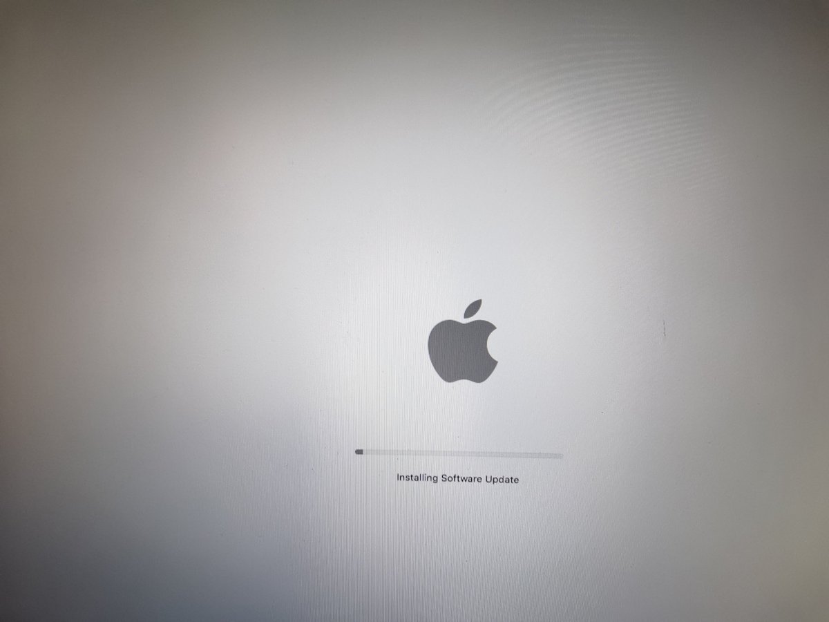 ZACKfgteev1's tweet photo. What the fuck MacBook air 2011 https://t.co/KD0Cifmy3C