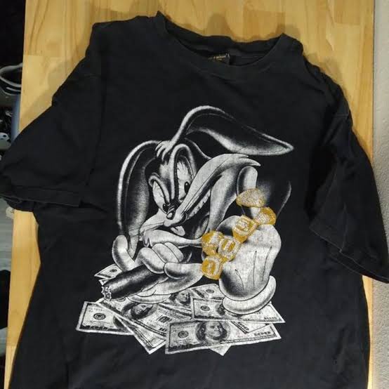 brilloSUCKS's tweet photo. jesse pinkman will go through the most traumatic events wearing a shirt like this https://t.co/wiFFynxbsp