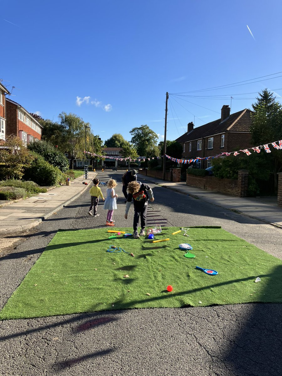 RosyMendizabal's tweet photo. Starting the day off in #Simpsonroad #Ham #carfreeday @LBRUT @DVAZQUEZROSS https://t.co/o7eqhtrjip