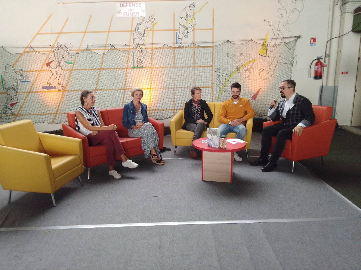 Preenbulles's tweet photo. Première rencontre #bd de la journée avec la présentation du projet "Super Tom", de Laëtitia Rouxel et Jonah Roland. Soutenu par le département d' @ille_et_vilaine https://t.co/r3JbAFp7Jx