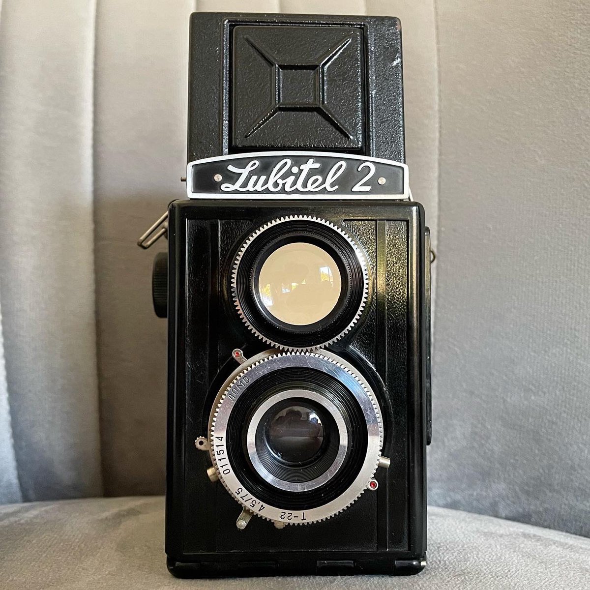 benchampniss's tweet photo. Clearing out his garage yesterday, I found Grandad’s old USSR made Lubitel 2 Twin-lens Reflex camera, buried under a load of rubbish on the floor. A bit of a clean up later, and it’s a beautiful example of 60s’ camera equipment. All seems to work! #lubitel #lubitel2 #tlrcamera https://t.co/fYTp6KEFhj