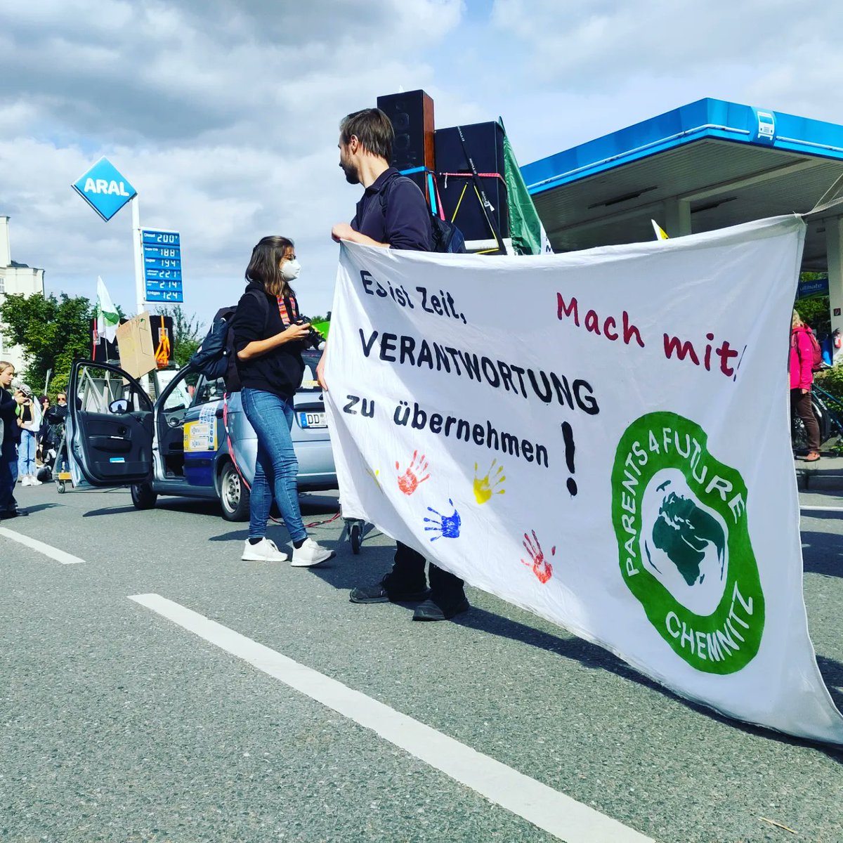 P4FChemnitz's tweet photo. Rückblick auf den #Klimastreik #c2309
🧵 1/8
👇
Verantwortung übernehmen in Zeiten sich überschlagender Krisen bedeutet: Die Ursachen der Krisen konsequent bei der Wurzel zu packen. Das bedeutet "radikal" zu sein. https://t.co/snlOWcUfc2