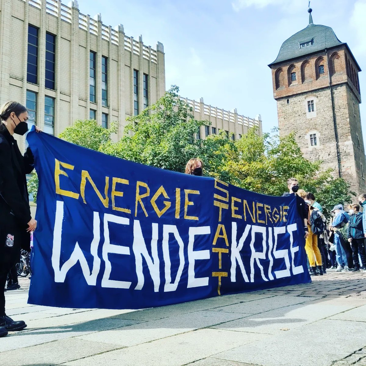 P4FChemnitz's tweet photo. Rückblick auf den #Klimastreik #c2309
🧵 1/8
👇
Verantwortung übernehmen in Zeiten sich überschlagender Krisen bedeutet: Die Ursachen der Krisen konsequent bei der Wurzel zu packen. Das bedeutet "radikal" zu sein. https://t.co/snlOWcUfc2