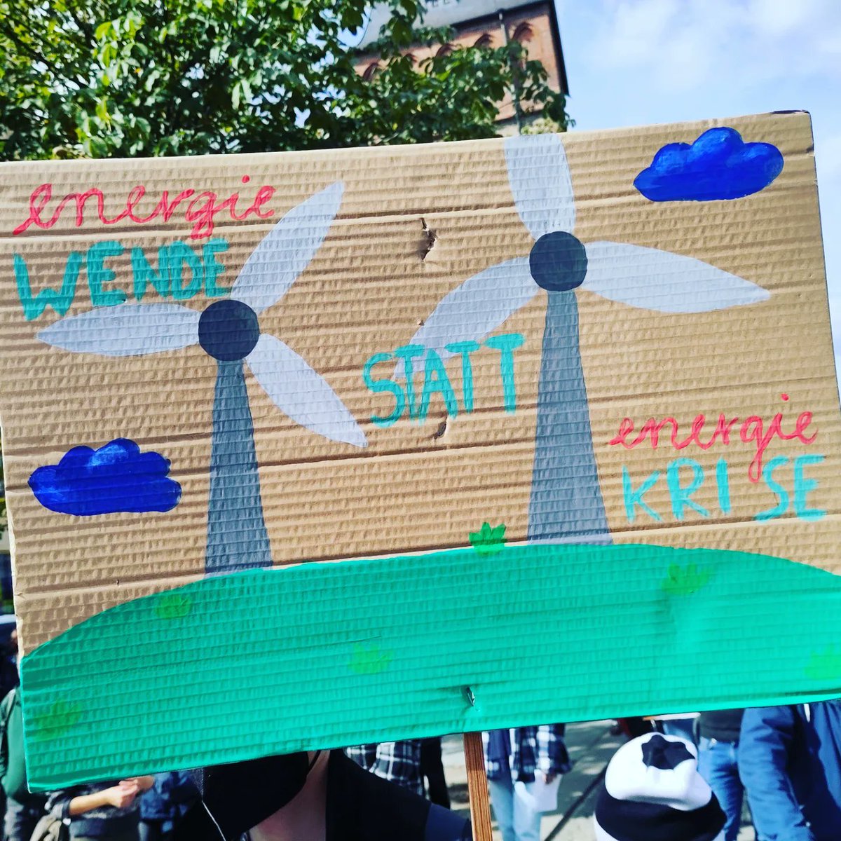P4FChemnitz's tweet photo. Rückblick auf den #Klimastreik #c2309
🧵 1/8
👇
Verantwortung übernehmen in Zeiten sich überschlagender Krisen bedeutet: Die Ursachen der Krisen konsequent bei der Wurzel zu packen. Das bedeutet "radikal" zu sein. https://t.co/snlOWcUfc2