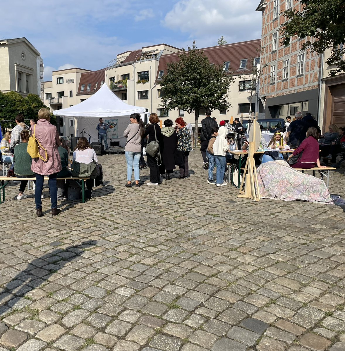 HenrietteQuade's tweet photo. Heute beginnen die Interkulturellen Wochen #offengeht in #Halle und an vielen anderen Orten. Hier gibt es das Programm - schaut rein, es lohnt sich. https://t.co/CHA9LiBSot https://t.co/0dGyk7uEUF