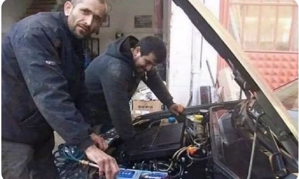 Yozgat sanayisi

+Usta sağ far çalışmıyor bi bakar mısın
- Motoru komple indircez 20 bin çıkar