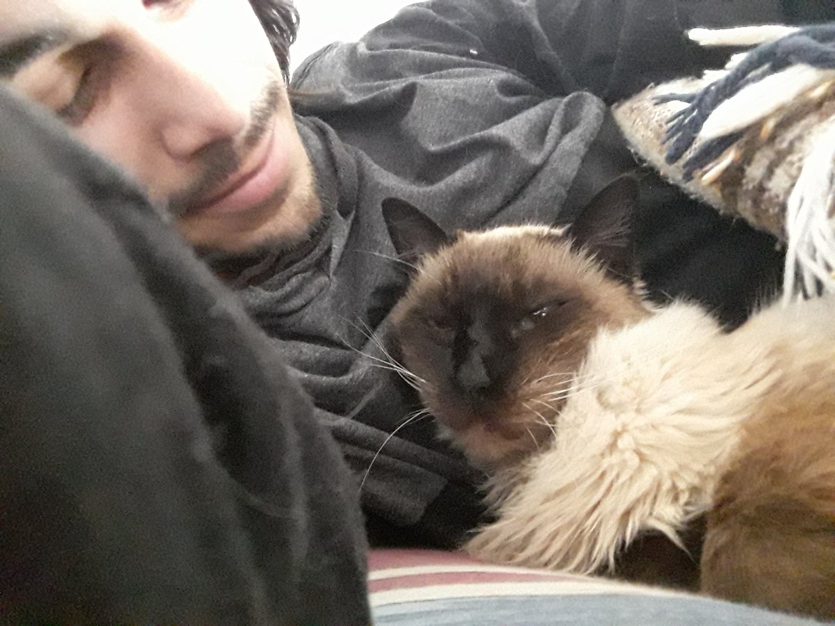 Meu bebé dormindo comigo😊😊