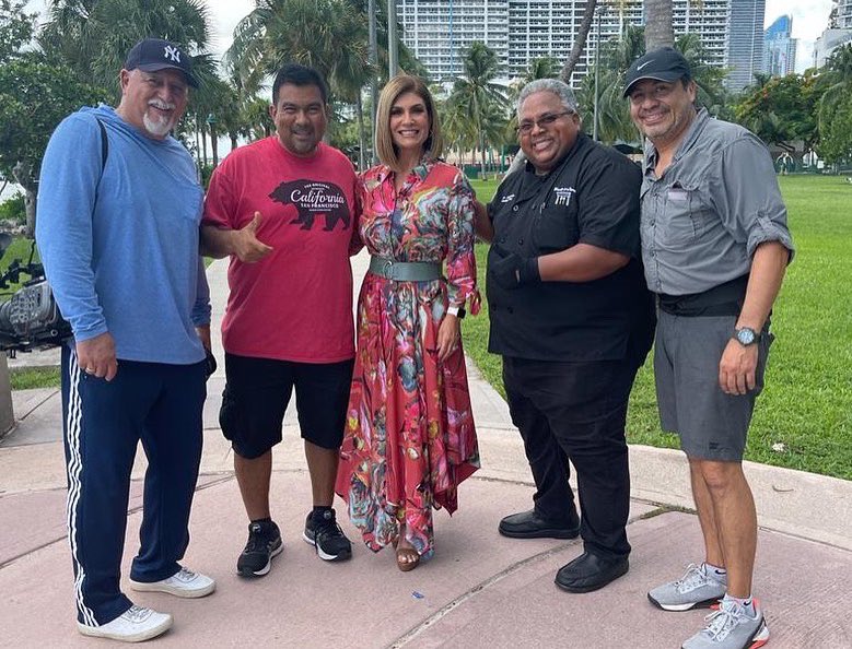 TereRodriguezTV's tweet photo. Esta mañana en @despiertamerica #endomingo les presentaré la conmovedora historia del Chef Iván Clemente - fundador del @ComedorKennedy en #PuertoRico y el #MiUnivisionario 2022.Gracias al equipo de producción de @univisionarios por todo! @ViviGMiami #MartinGuzman @JorgeSolino https://t.co/Jp7QvOEEBS
