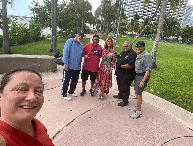 TereRodriguezTV's tweet photo. Esta mañana en @despiertamerica #endomingo les presentaré la conmovedora historia del Chef Iván Clemente - fundador del @ComedorKennedy en #PuertoRico y el #MiUnivisionario 2022.Gracias al equipo de producción de @univisionarios por todo! @ViviGMiami #MartinGuzman @JorgeSolino https://t.co/Jp7QvOEEBS