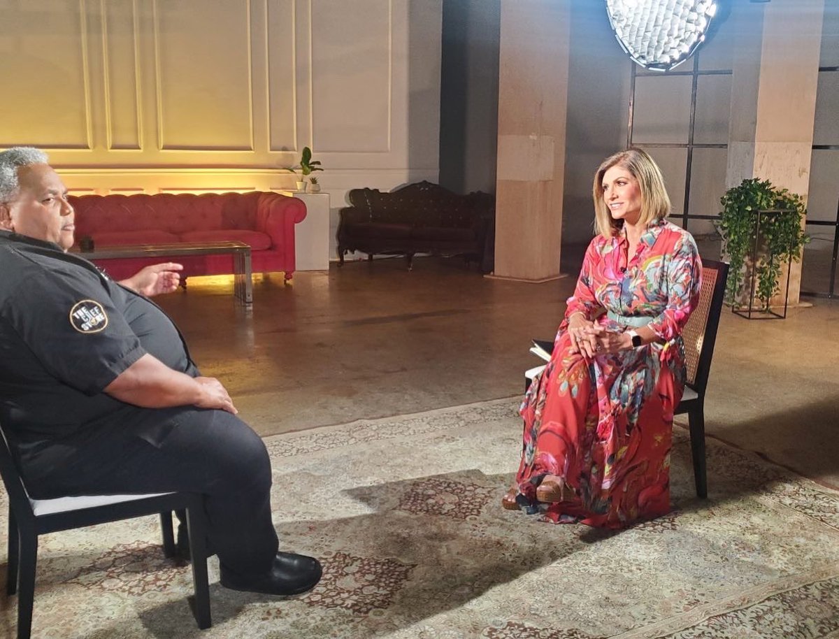 TereRodriguezTV's tweet photo. Esta mañana en @despiertamerica #endomingo les presentaré la conmovedora historia del Chef Iván Clemente - fundador del @ComedorKennedy en #PuertoRico y el #MiUnivisionario 2022.Gracias al equipo de producción de @univisionarios por todo! @ViviGMiami #MartinGuzman @JorgeSolino https://t.co/Jp7QvOEEBS