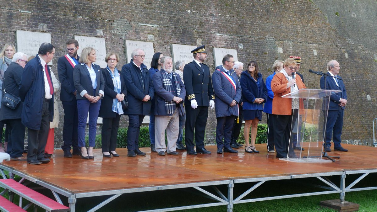 Apourceau's tweet photo. Hommage ce matin aux 218 fusillés à la #citadelle d’Arras, chaque jour souvenons-nous de la barbarie #nazie, perpétuons la #mémoire de la #résistance,pour ne plus jamais connaître ça. ⁦@PCF⁩ #ANACR #FNDIRP https://t.co/Zqh3V6CoYr