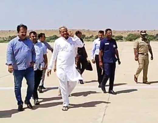 jevendrasingh_'s tweet photo. जब गहलोत साहब की सरकार गिरने वाली थी तब उनके साथ कंधे से कंधा मिलाकर साथ देने वाले सिर्फ और सिर्फ प्रतापसिंह खाचरियावास थे।

उम्मीद हैं इस बार खाचरियावास साहब को योग्यता अनुसार पदभार मिलेगा।
जय श्रीराम

@PSKhachariyawas @ashokgehlot51 https://t.co/OiRmS8k9qf