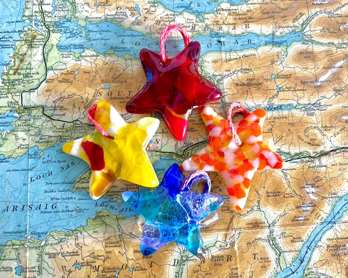 New collection of mini hanging stars has just been listed on Etsy

Made of tiny shards from other projects that would otherwise be binned ♻️

etsy.com/uk/listing/129…

#MHHSBD #UKGiftHour #UKGiftAM #fusedglass #hangingstars #christmasstar #handmade #sbs #EarlyBiz #smartsocial