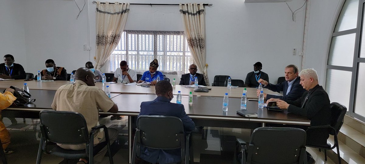 P_VanDamme_EU's tweet photo. #EUontheRoad in Bamenda.
Lively meeting with civil society.
Thank @RefugeesCmr 4 hosting event.
Same message: people fed up, want school boycott lifted, want #Peace.
But afraid, squeezed btw threatening Amba-boys &amp; undisciplined armed forces.
Population hostage of extremists. https://t.co/nygiJiAn7k