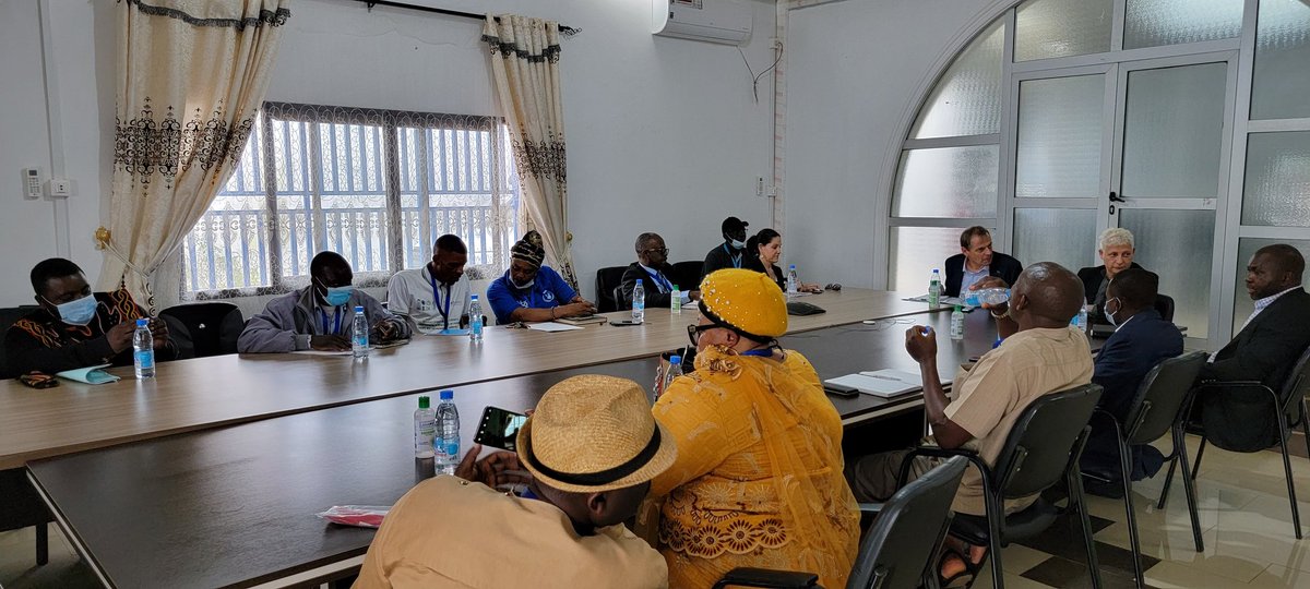 P_VanDamme_EU's tweet photo. #EUontheRoad in Bamenda.
Lively meeting with civil society.
Thank @RefugeesCmr 4 hosting event.
Same message: people fed up, want school boycott lifted, want #Peace.
But afraid, squeezed btw threatening Amba-boys &amp; undisciplined armed forces.
Population hostage of extremists. https://t.co/nygiJiAn7k