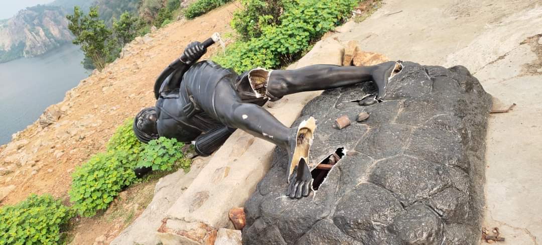गुजरात के भीलप्रदेश क्षेत्र में कडाना क्षेत्र में आदिवासी परिवार भीलप्रदेश के सद्स्यो द्वारा आदिवासी जन जननायक क्रांतिसूर्य बिरसा मुंडा की मूर्ति स्थापित की थी जिन्हें असमाजिक तत्वों द्वारा तोड़ दिया गया है जिसको लेकर अक्टूम्बर प्रथम में बड़ा आंदोलन होगा 
#जोहार
<a href="/tv9gujarati/">Tv9 Gujarati</a>