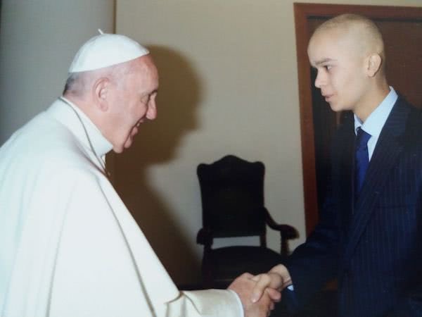 UniCatolicos_es's tweet photo. Pedro Ballester falleció a los 21 años. Tuvo una vida ordinaria, que dejó una huella extraordinaria. 

San Josemaría Escrivá decía que “lo que se necesita para conseguir la felicidad  no es una vida cómoda, sino un corazón enamorado”. En este hilo encontrarás un buen ejemplo. https://t.co/FOkC6RWPEc
