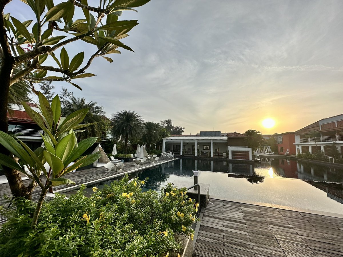 India has totally stolen my heart 😭 <a href="/react_india/">React India 🇮🇳</a> was the single best conf I’ve ever been to.

Everyone was SO kind, welcoming, deeply intelligent, and INSPIRING. 

The talks were incredible and the food OFF THE CHARTS. 

THANK YOU India! See ya next time ❤️❤️❤️

#reactindia2022