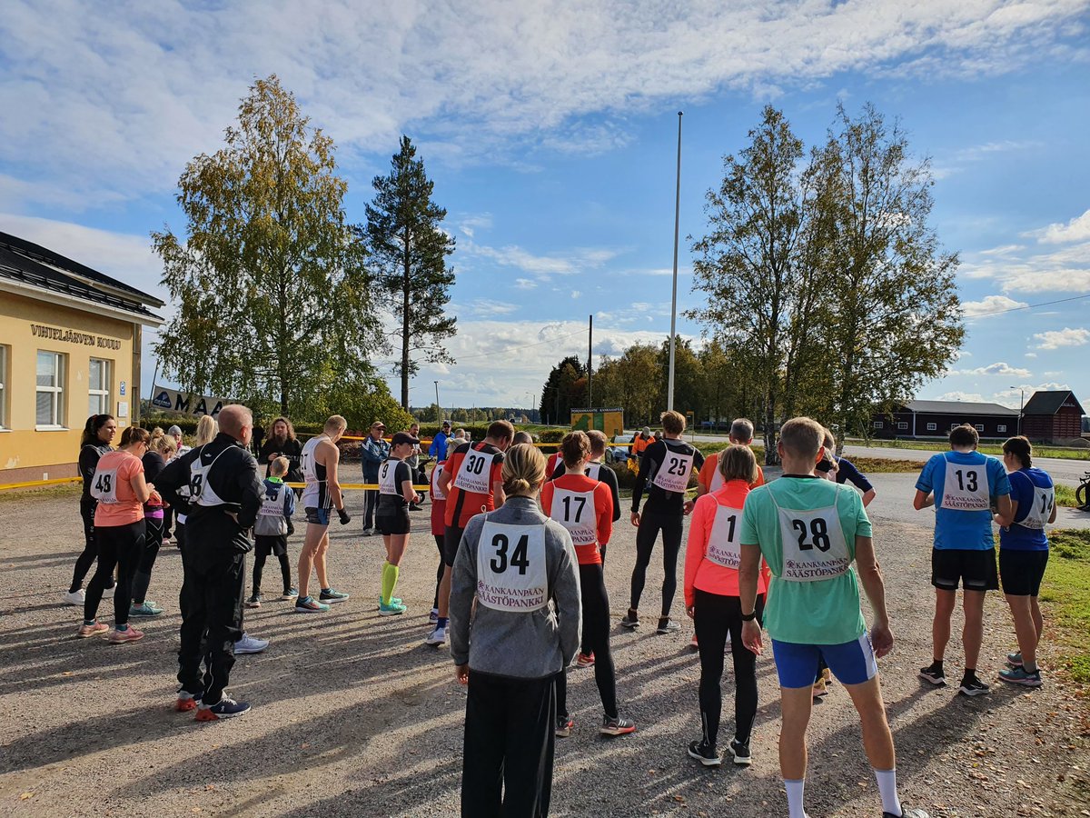 AnneleMatintupa's tweet photo. Eri kylillä on omat perinteensä. Tänä viikonloppuna järjestettiin Vihteljärven ympärijuoksu 63. kerran vanhoilla kotiseuduillani. Itsekin menossa mukana numerolappu rinnassa. 🏃‍♀️
@Kpaakaupunki https://t.co/fXiPLFUtDs