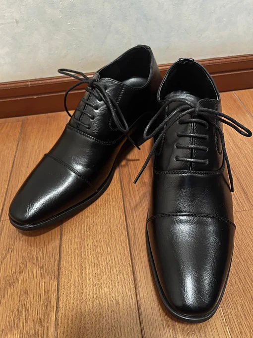今度結婚式に履いてく為に新しくシークレットシューズ買ったんやけどサイズ感大正解過ぎて24cm買うと他のとこって29cmくらいのが多いのにこれ27cmくらいで不自然に足がデカくならないのが最高…履いただけやから歩いた感じはまだ分からんけど! 