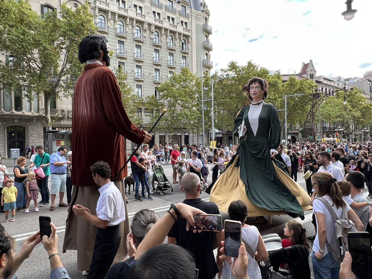 gromabatlle's tweet photo. Ballada de gegants modernistes al Passeig de Gràcia. #Merce2020 https://t.co/E6xctwC3jY