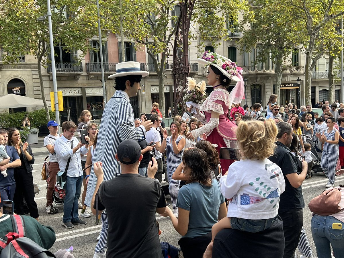 gromabatlle's tweet photo. Ballada de gegants modernistes al Passeig de Gràcia. #Merce2020 https://t.co/E6xctwC3jY