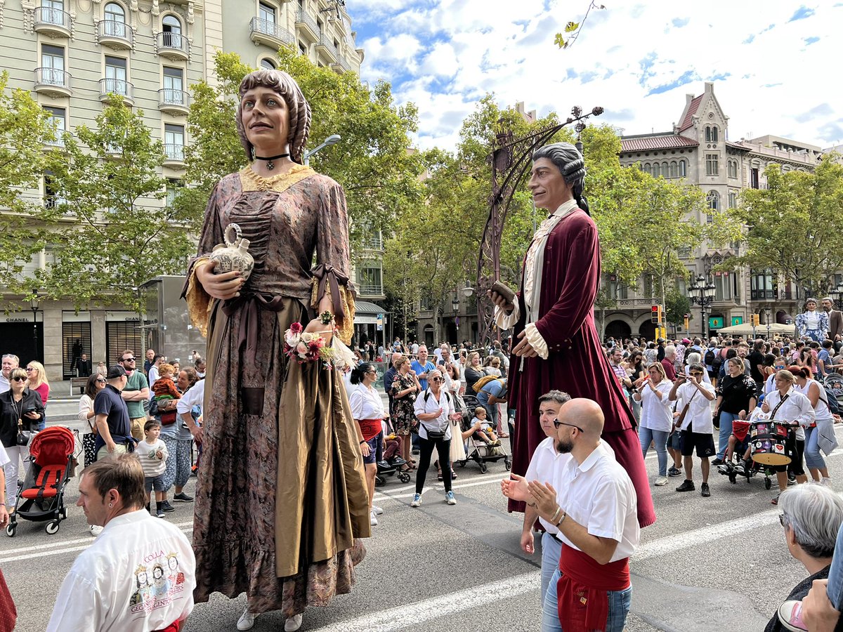 gromabatlle's tweet photo. Ballada de gegants modernistes al Passeig de Gràcia. #Merce2020 https://t.co/E6xctwC3jY