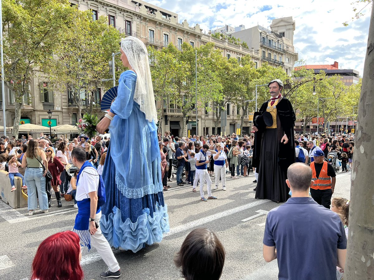gromabatlle's tweet photo. Ballada de gegants modernistes al Passeig de Gràcia. #Merce2020 https://t.co/E6xctwC3jY
