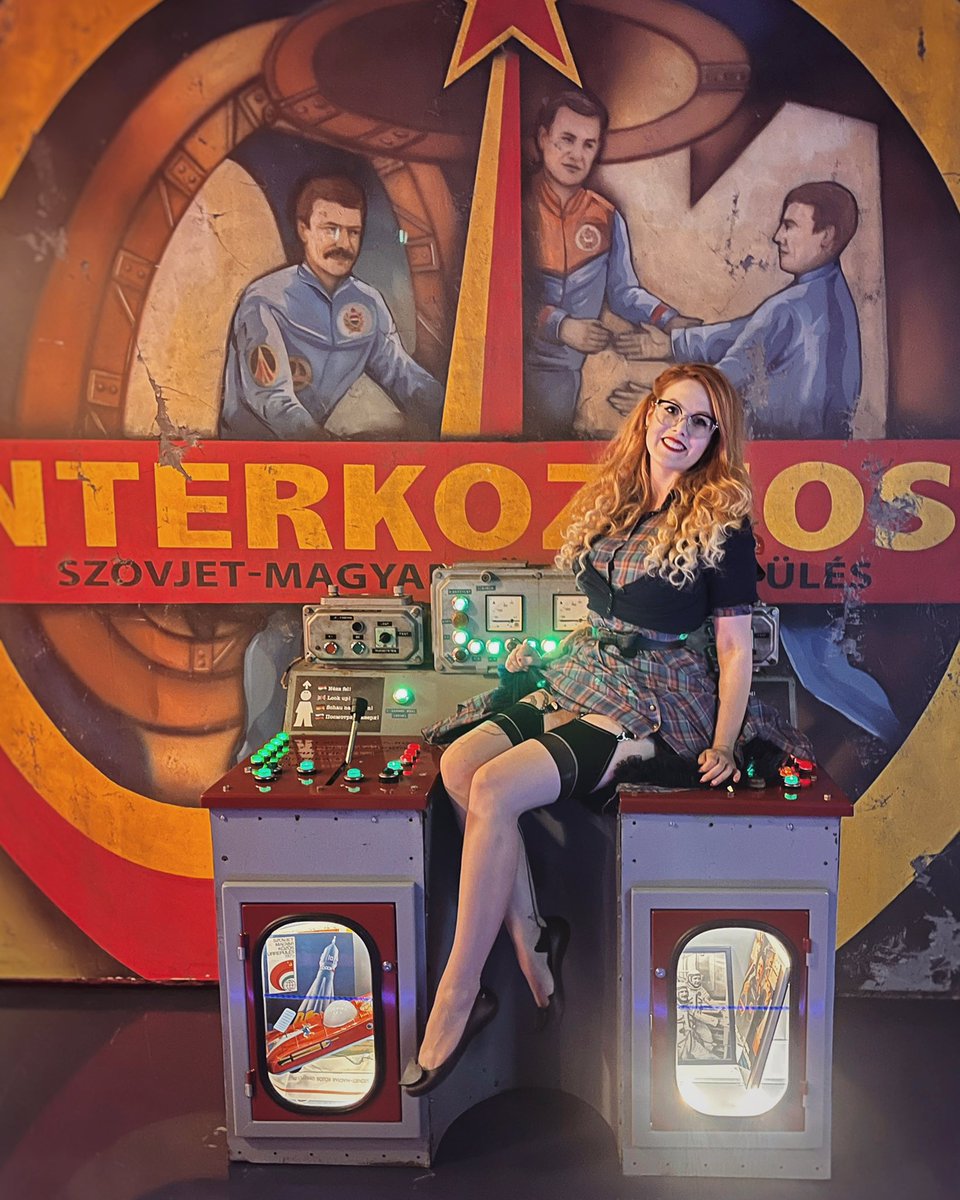 Niki_Foxmutt's tweet photo. Tell me do you know space program Interkosmos?! π
#geekgirl #pinupgirl #rehead https://t.co/or75KAHZKr