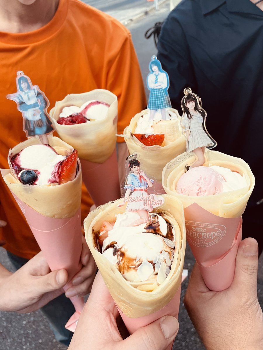 Equal_MahBoh's tweet photo. 昼公演終わりにオッサン5人で原宿クレープで乾杯シンドみ…😇

#イコラブ #髙松瞳 
#イコラブ5周年コンサート 
#アクキーおじさん https://t.co/wo4oNWiB92