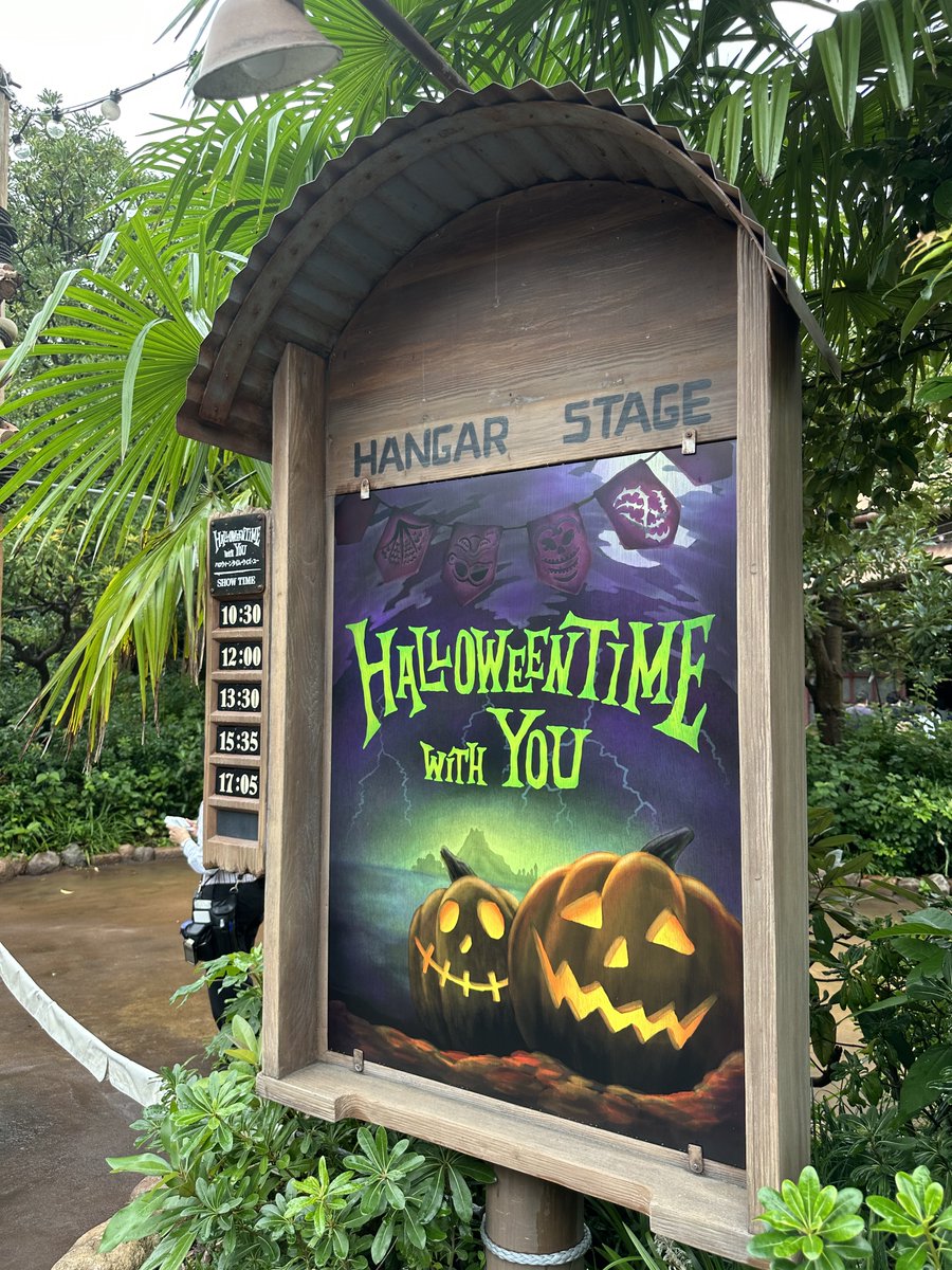 thehappyzan's tweet photo. These “With You” shows are so bad they’re insulting. Win a lottery for the pleasure of coming to see a bunch of YouTube clips about how much better the park used to be when it was cheaper. As ill-conceived as humanly imaginable. https://t.co/mDHnghaDA0
