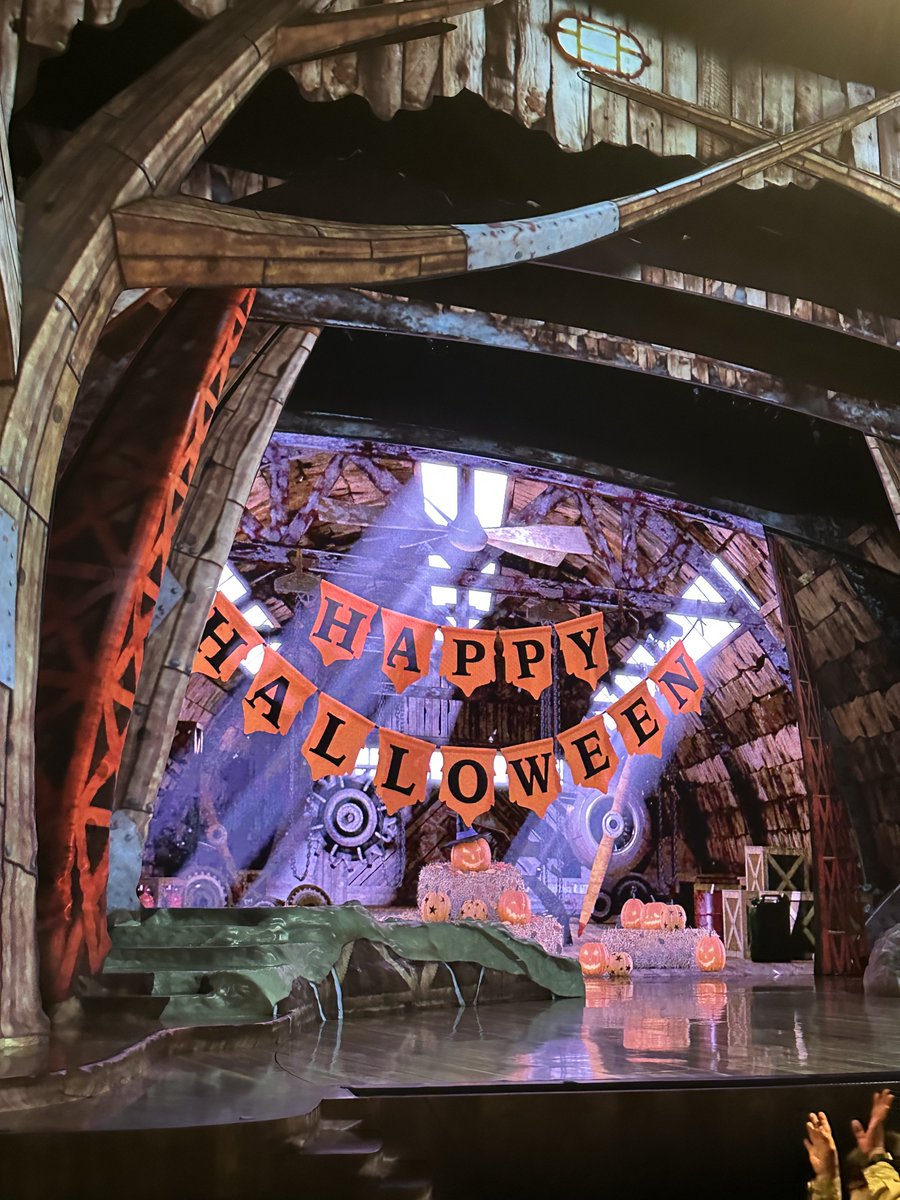 thehappyzan's tweet photo. These “With You” shows are so bad they’re insulting. Win a lottery for the pleasure of coming to see a bunch of YouTube clips about how much better the park used to be when it was cheaper. As ill-conceived as humanly imaginable. https://t.co/mDHnghaDA0