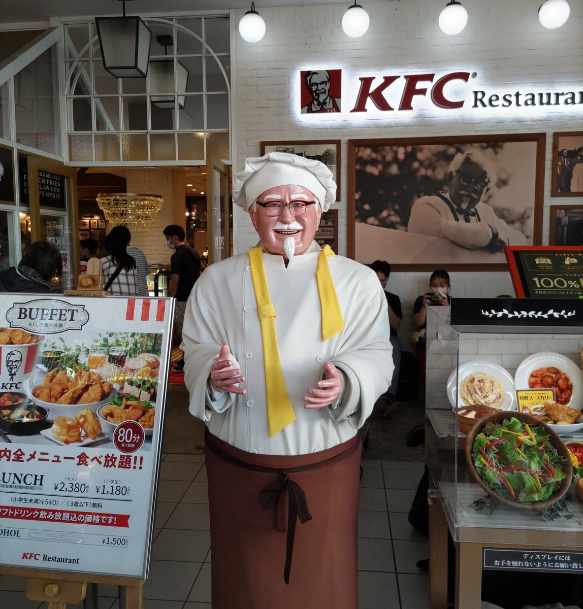 black5030's tweet photo. 数年ぶりにやって来ました😁
正直、元取れるほど食べられませんが、子どもたちが好きなので👍
#KFCRestaurant https://t.co/TWrwTRXZv5