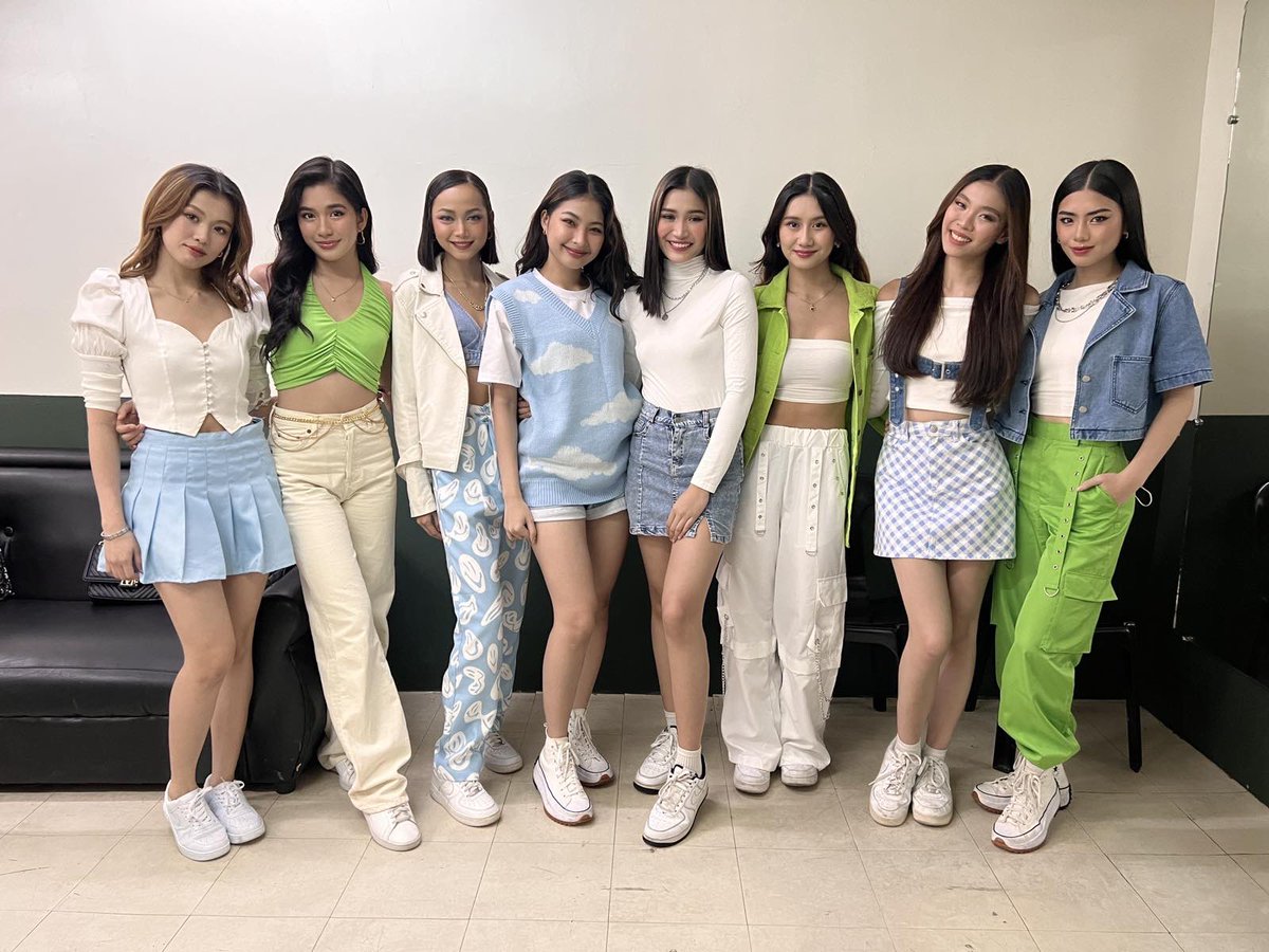 BINI_ph's tweet photo. #BINI : Umulan man o bumagyo, the show must go on dito sa Abreeza Mall, Davao City!
Kaya tara sugod na, ma-feel good with BINIβs special performance. See you all!! πβΊοΈ
#StarHuntisBack #DreamMaker @bini_members https://t.co/f8VfgoF4lQ