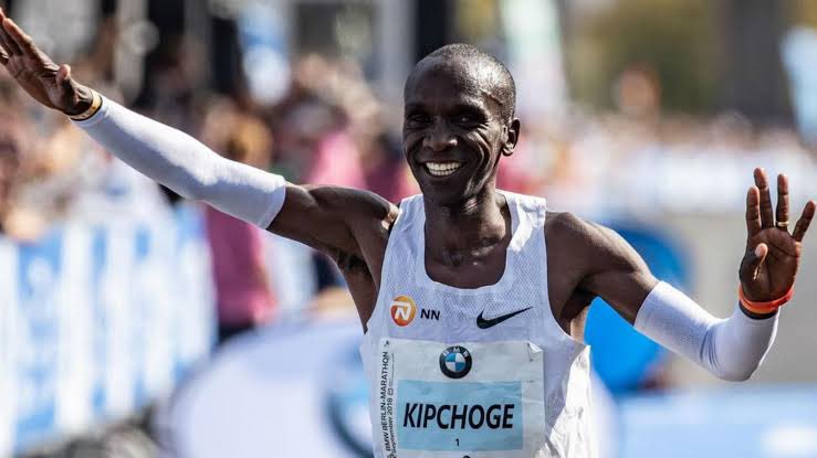 Ny verdensrekord på maraton av Eliud Kipchoge (37) med tiden 2:01.09.

Løper 42,195 km med en snittfart på 20,9 km/t.

2:52 per kilometer - 42 kilometere på rad😁