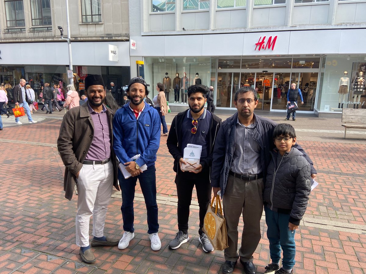 T91Ahmed's tweet photo. Alhamdulilah, yesterday we had the opportunity to spread the beautiful teachings of Islam @TheTrueIslamUK here at Sutton High Street. We had a great time! https://t.co/pL4DuhKXnf