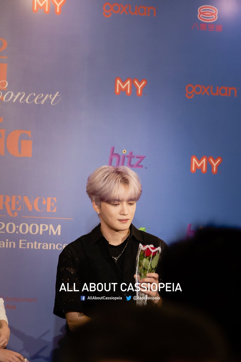 aacassiopeia's tweet photo. .@bornfreeonekiss with the flower gift by one lucky fan during his entrance for the press conference in Kuala Lumpur @Pavilion_KL.

#김재중
#KimJaejoonginMY
#KimJaeJoonginKL
#BORN_GENE
#NOBODY_LIKE_YOU https://t.co/q5b6ZOmvd3