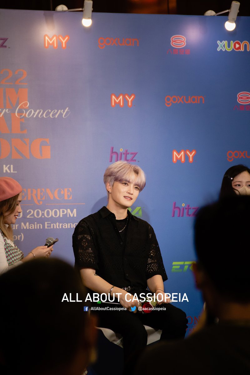 aacassiopeia's tweet photo. .@bornfreeonekiss with the flower gift by one lucky fan during his entrance for the press conference in Kuala Lumpur @Pavilion_KL.

#김재중
#KimJaejoonginMY
#KimJaeJoonginKL
#BORN_GENE
#NOBODY_LIKE_YOU https://t.co/q5b6ZOmvd3