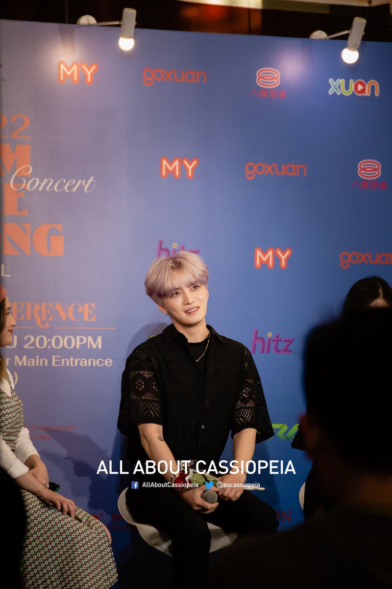 aacassiopeia's tweet photo. .@bornfreeonekiss with the flower gift by one lucky fan during his entrance for the press conference in Kuala Lumpur @Pavilion_KL.

#김재중
#KimJaejoonginMY
#KimJaeJoonginKL
#BORN_GENE
#NOBODY_LIKE_YOU https://t.co/q5b6ZOmvd3