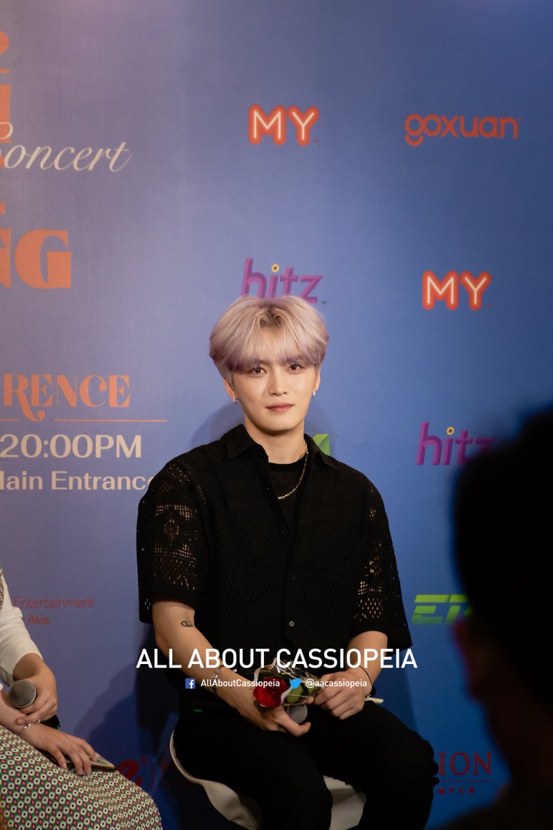 aacassiopeia's tweet photo. .@bornfreeonekiss with the flower gift by one lucky fan during his entrance for the press conference in Kuala Lumpur @Pavilion_KL.

#김재중
#KimJaejoonginMY
#KimJaeJoonginKL
#BORN_GENE
#NOBODY_LIKE_YOU https://t.co/q5b6ZOmvd3