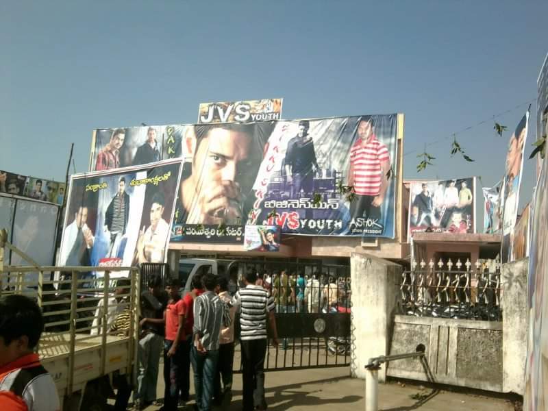 MB_Celebrations's tweet photo. @urstrulyMahesh Nizam Thread 
#Businessman Kothgudem https://t.co/0TJv540SaP