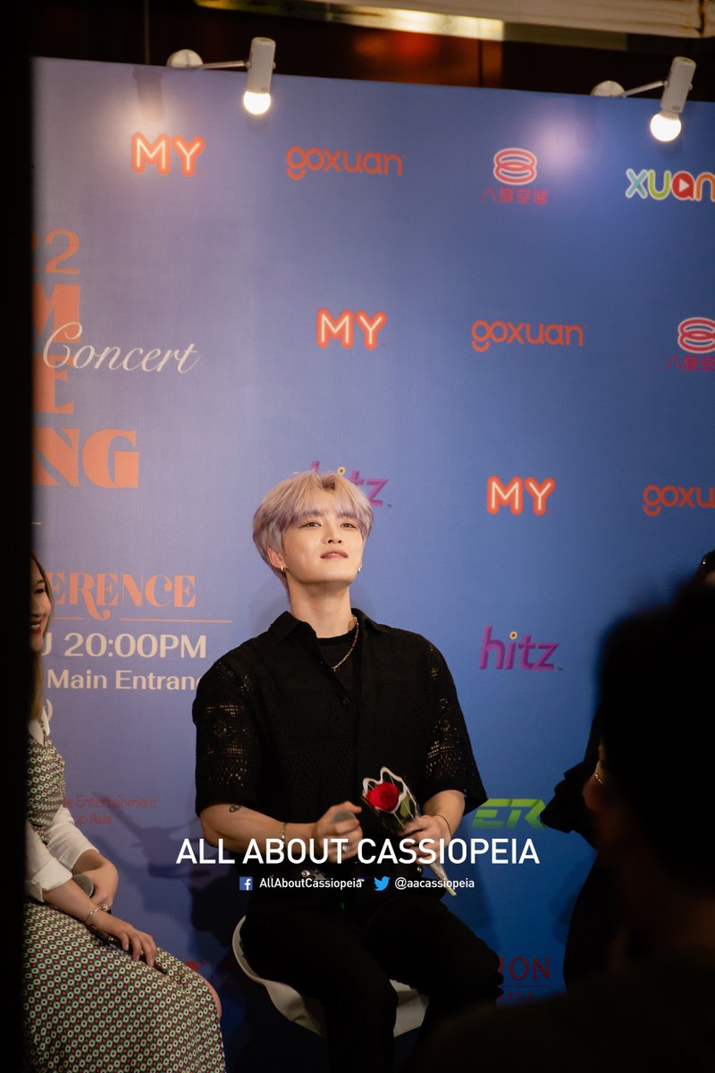 aacassiopeia's tweet photo. Malaysian fans posed alongside as @bornfreeonekiss records a video shot for his Instagram. Now, that's a memory.

#김재중
#KimJaejoonginMY
#KimJaeJoonginKL
#BORN_GENE
#NOBODY_LIKE_YOU https://t.co/mzxyXhJ0XH