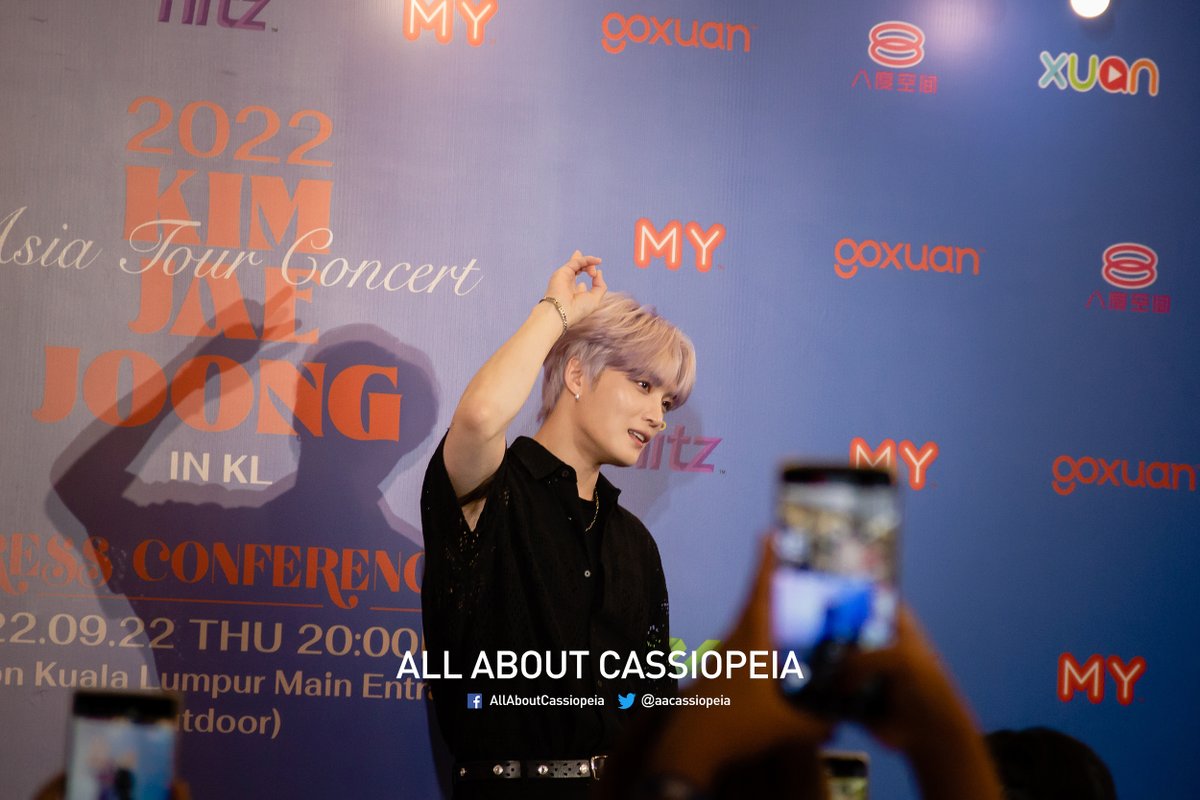 aacassiopeia's tweet photo. Malaysian fans posed alongside as @bornfreeonekiss records a video shot for his Instagram. Now, that's a memory.

#김재중
#KimJaejoonginMY
#KimJaeJoonginKL
#BORN_GENE
#NOBODY_LIKE_YOU https://t.co/mzxyXhJ0XH